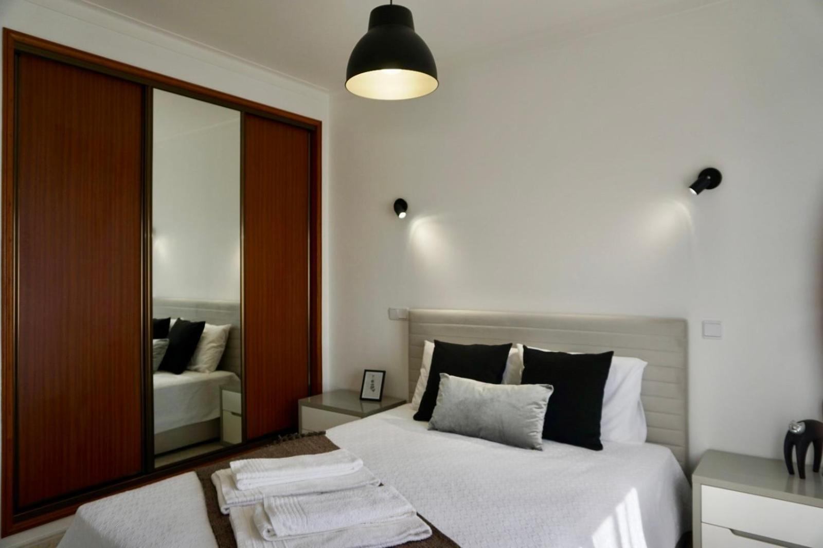 Apartamento Cozy Alvor Retreat - Sunset Balcony, Wi-Fi & Ac Exterior foto